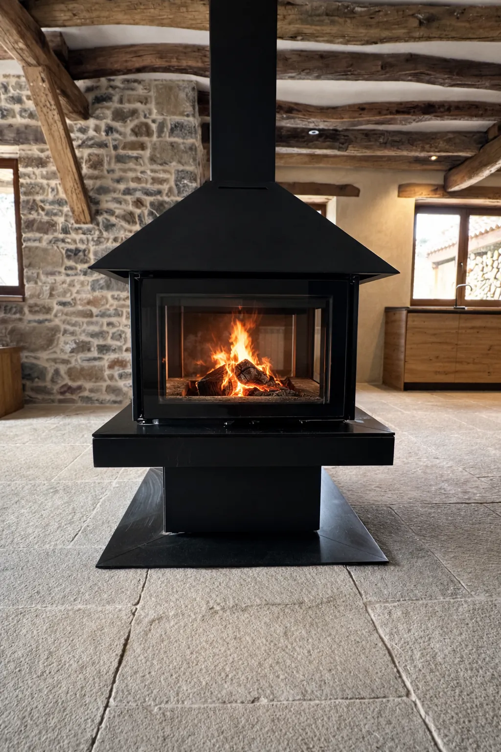 Chimenea central de diseño en Cumbres de Lores